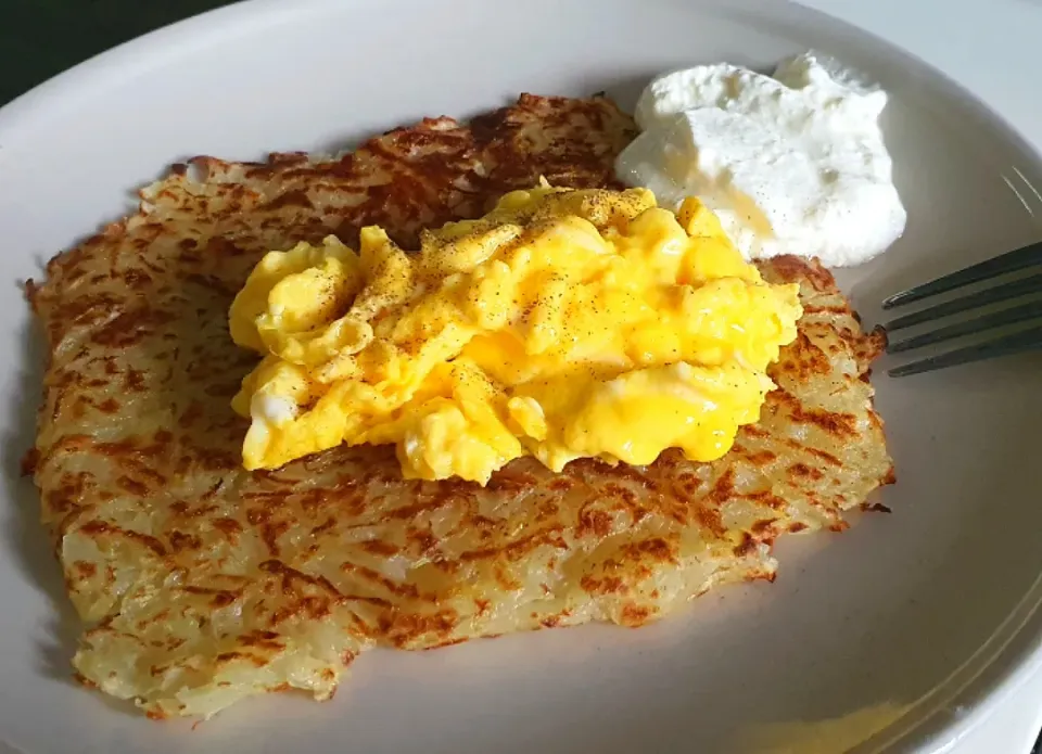 Snapdishの料理写真:Rosti + scrambled egg + light sour cream 😋😍
8 Nov 2021 brunch 🥰|🌷lynnlicious🌷さん