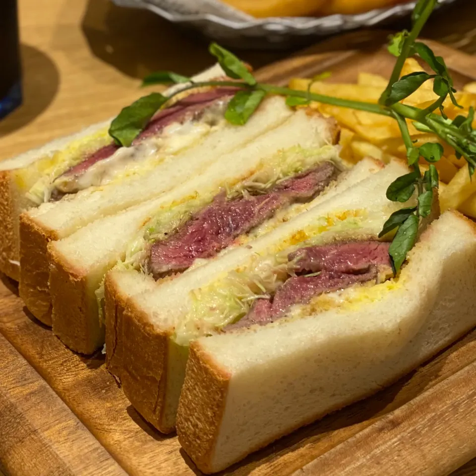 Snapdishの料理写真:カフェアンドビアレストラン宮　羽田空港店　限定10食　牛フィレステーキサンドウィッチ|ddr3rdmixさん