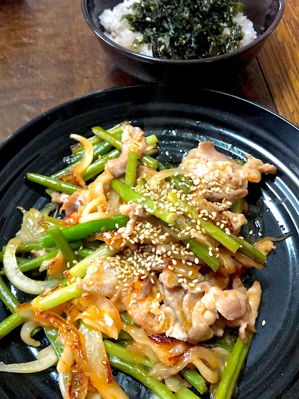 豚肉の香ばし醤油炒めと韓国海苔かけご飯|ま〜てぃんさん