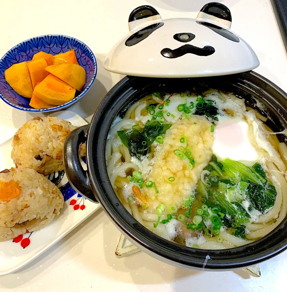 夜ご飯😊炊き込みご飯のおにぎり、鍋焼きうどん、柿|とまこ(*^o^*)さん