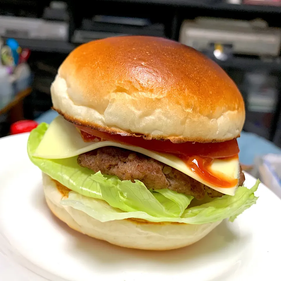 てづくりバンズでチーズバーガー🍔|にょんにいさん