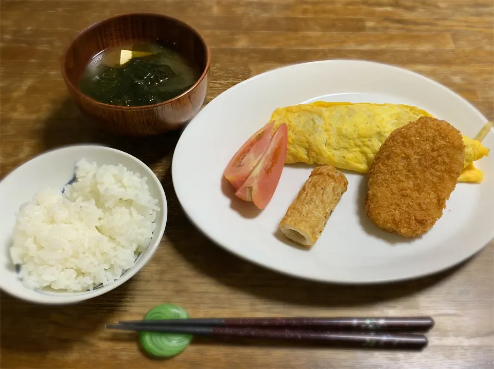 野菜コロッケ・オムうどん・あなご竹輪・トマト・豆腐と若芽の味噌汁・ご飯|ちびろ菌さん