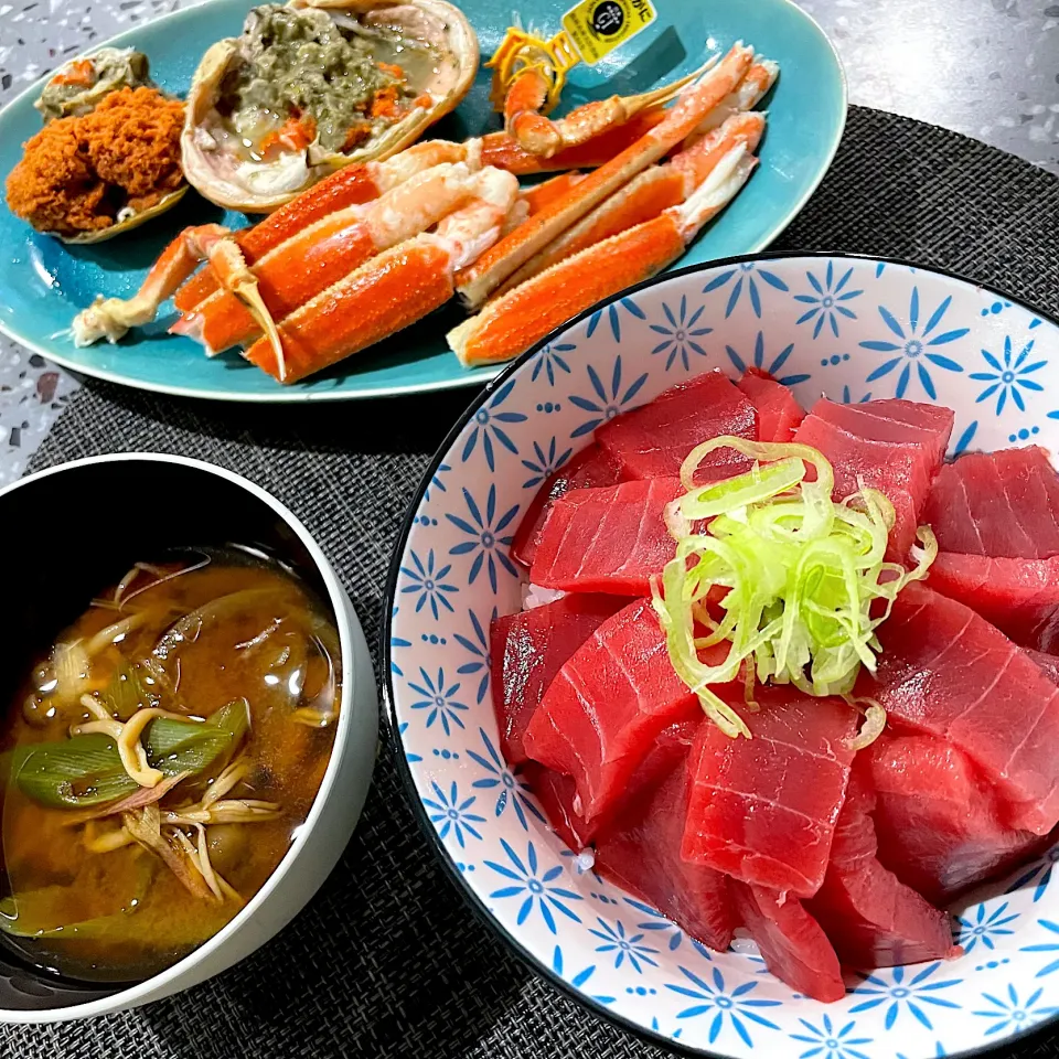 Snapdishの料理写真:マグロ丼とセイコ蟹|AKUBI*:ஐ(●˘͈ ᵕ˘͈)さん