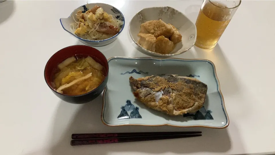 晩御飯🌟鯵の塩焼き🌟春雨サラダ🌟厚揚げの炊いたん🌟みそ汁（白菜、揚げ）|Saharaさん