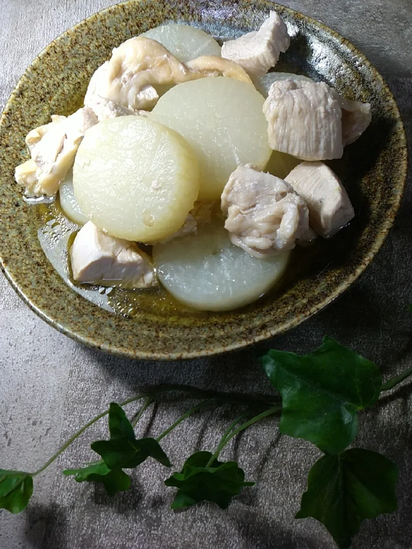 Snapdishの料理写真:鶏むね肉と大根の煮物|ハイドランジアさん