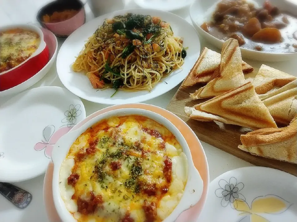 夕食(*^^*)
サイゼ風のミラノドリア😁
サーモンとほうれん草のバター醤油パスタ🍝
ツナマヨチーズホットサンド
パパさんは昨日のカレー🍛が食べたい‼️と言うので🍛|プリン☆さん