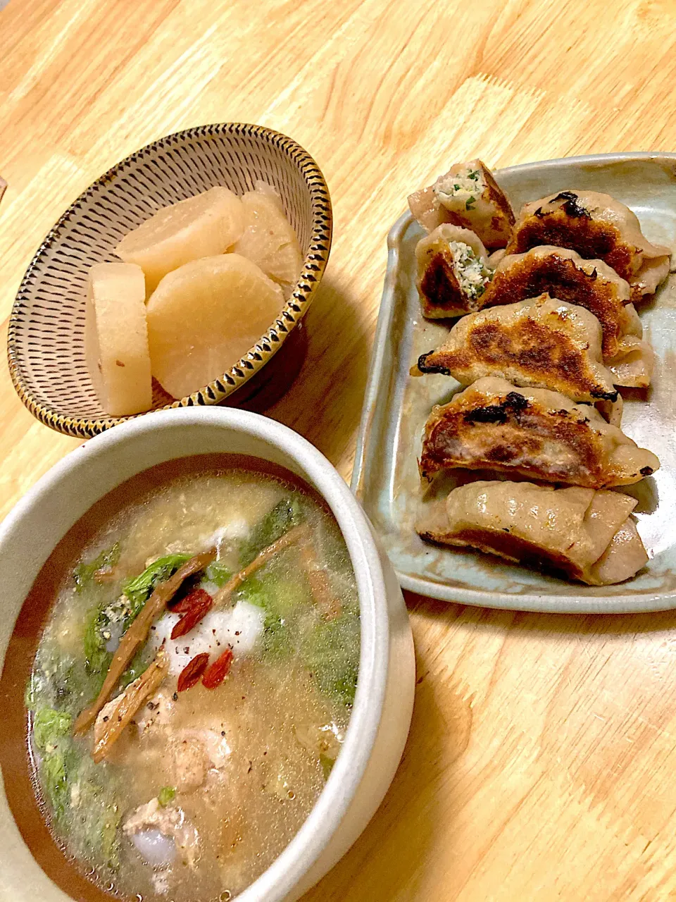 全粒粉入り皮から作った焼き餃子🥟参鶏湯風スープ、大根の煮物(*´ڡ`●)|さくたえさん