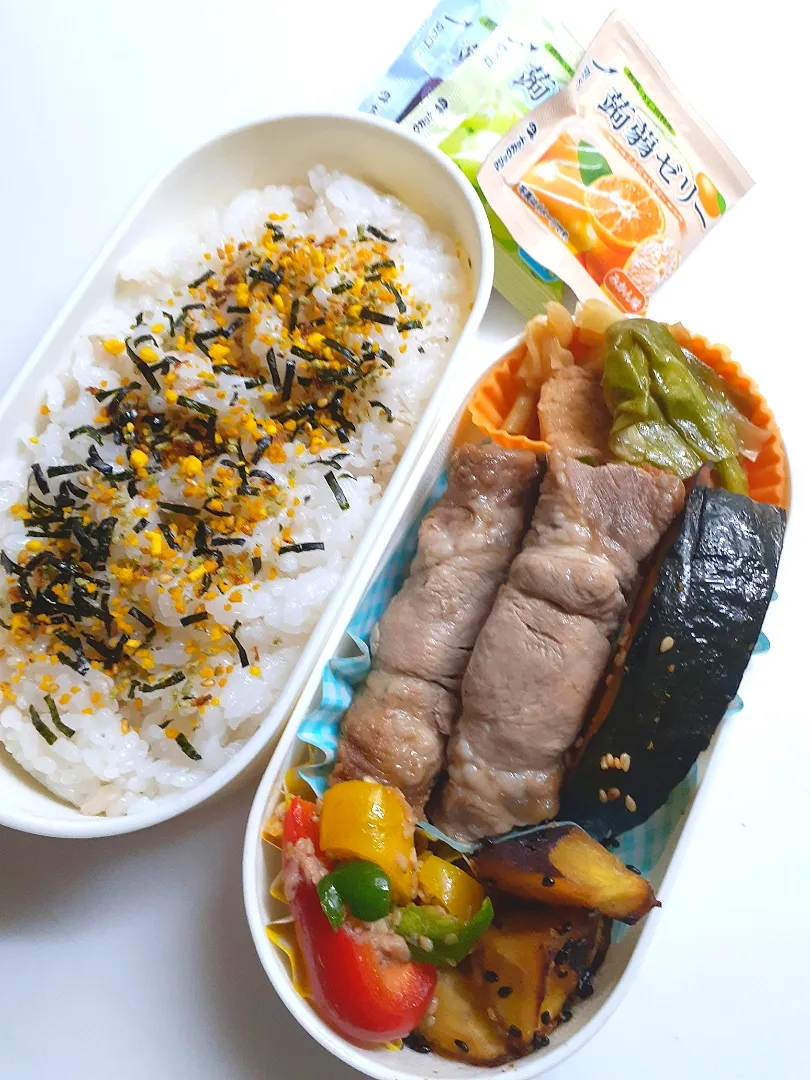 ☆中学生弁当☆のりたまごはん、厚揚げキャベツ煮浸し、野菜肉巻き、南瓜甘辛、大学芋、無限ピーマン、蒟蒻ゼリー|ｼｮｺﾗさん