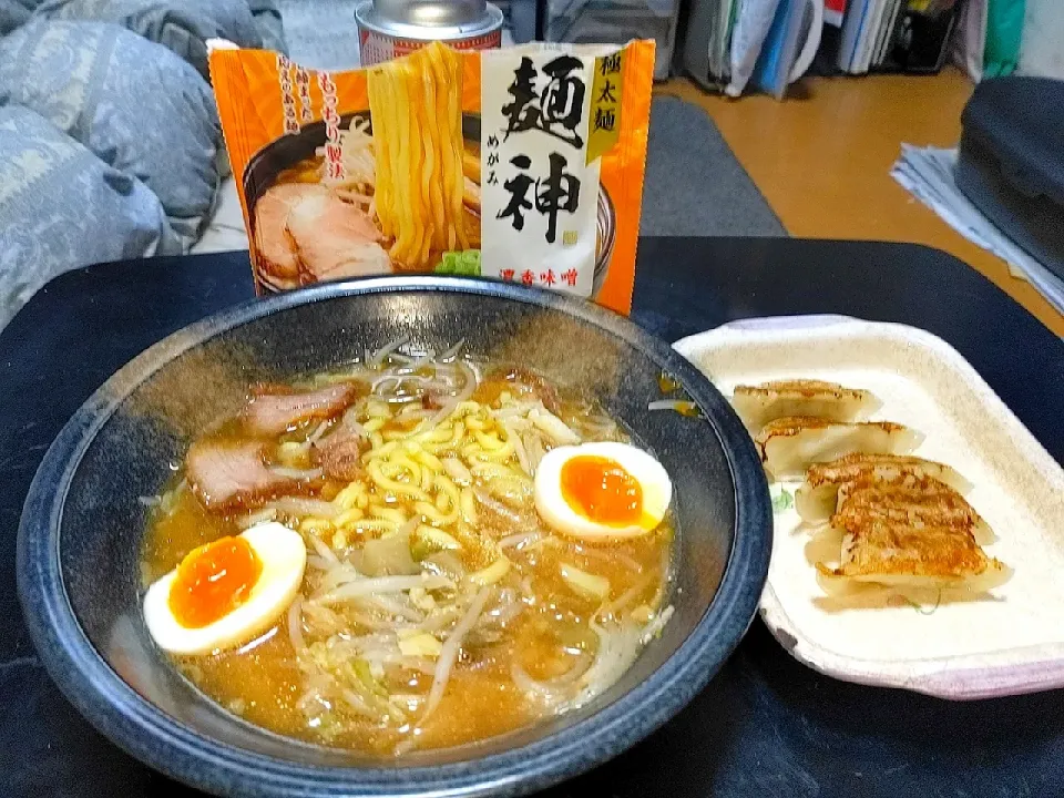 夜勤明け市販の麺神濃厚味噌アレンジ・セブンの冷凍餃子セット|Tarou  Masayukiさん