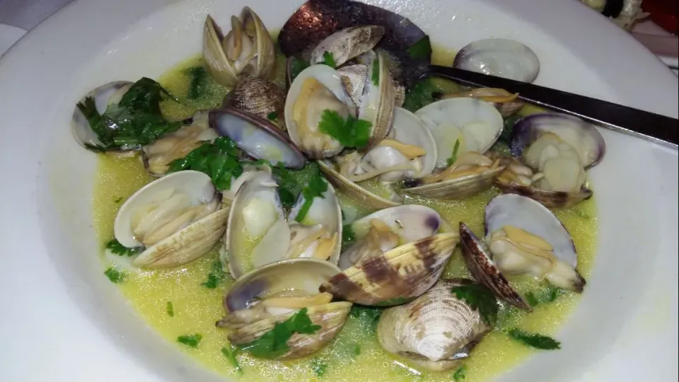 Snapdishの料理写真:clams in white wine|steven z.y.さん