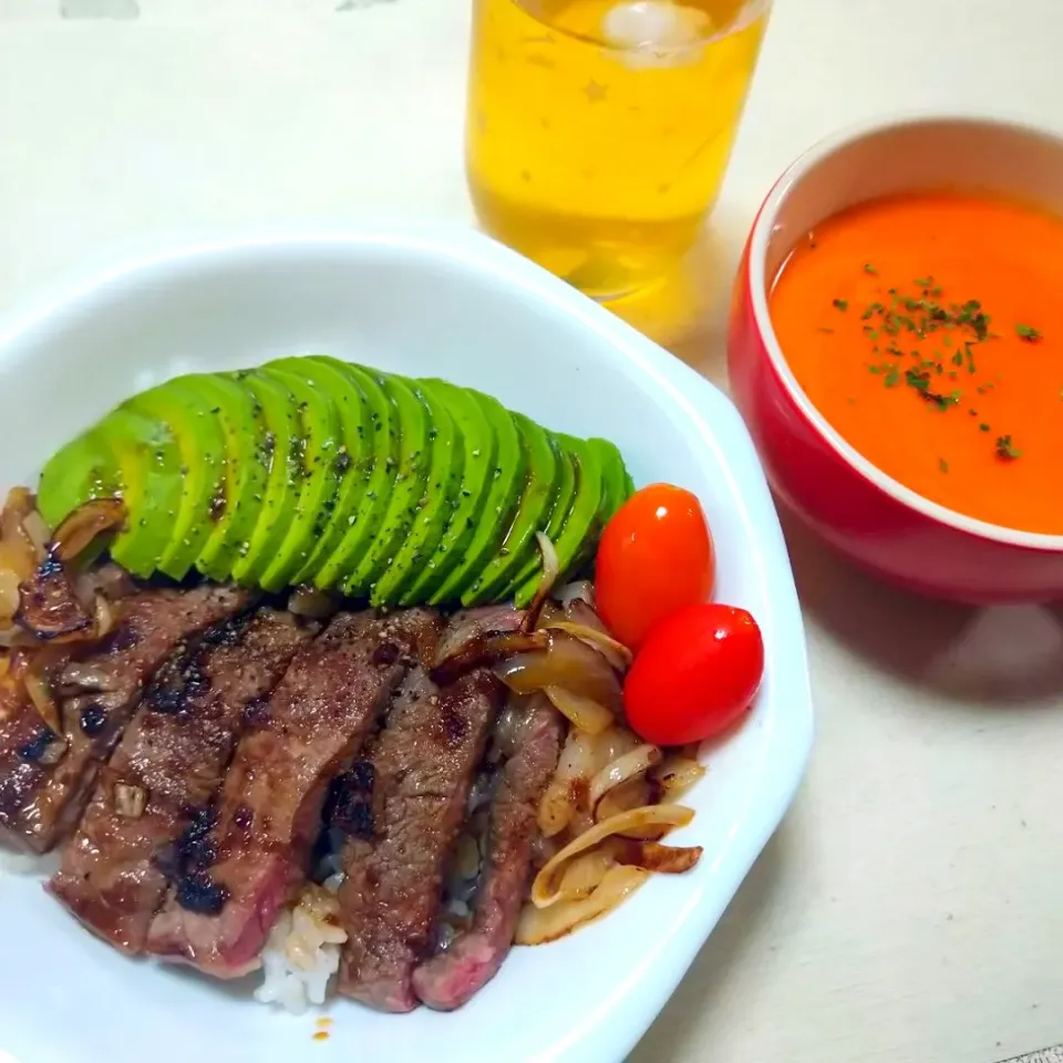 ステーキ丼アボカドのせ|うたかた。さん