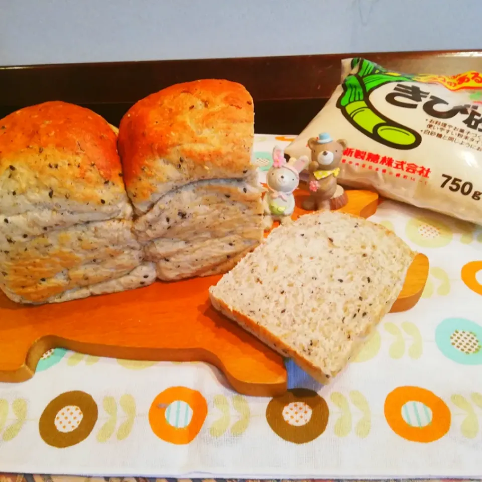 Snapdishの料理写真:全粒粉ゴマチーズパン🍞|naonaomimichanさん