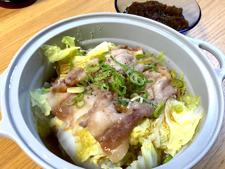 Snapdishの料理写真:豚肉と白菜の重ね蒸し🥬|さおりさん