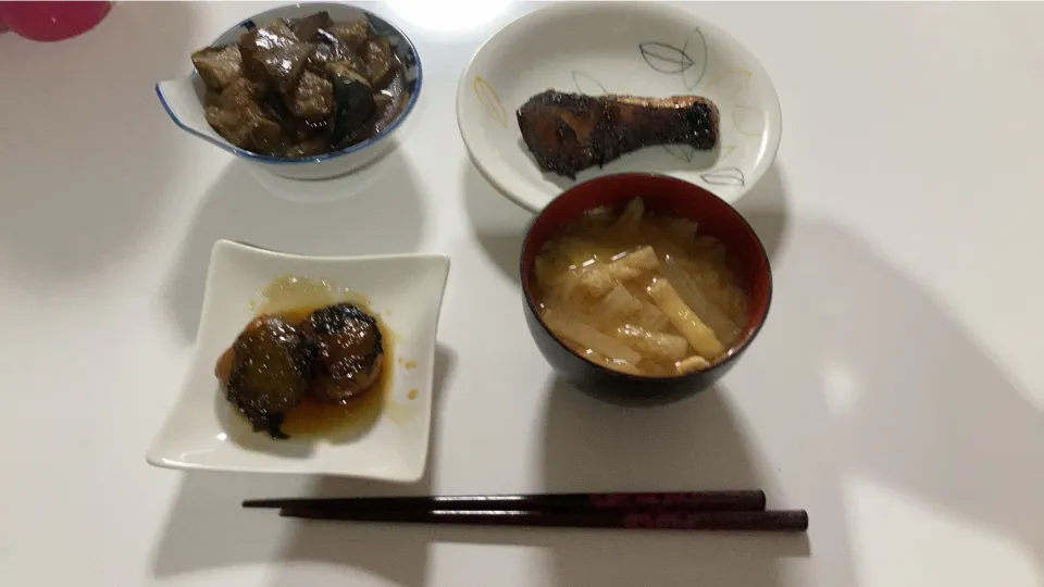 晩御飯。🌟ぶり照り🌟揚げ茄子の煮浸し🌟鶏つくねの甘酢あん🌟みそ汁（白菜、大根、揚げ）|Saharaさん