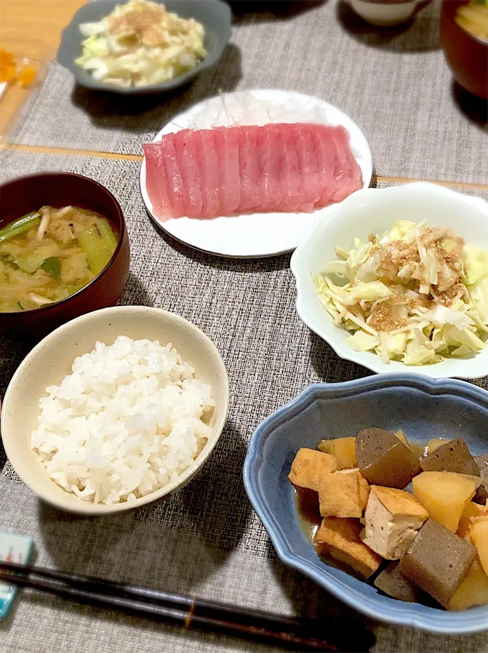 マグロの刺身、厚揚げとこんにゃくの炒め煮、キャベツのゴマ酢サラダ、味噌汁(小松菜、玉ねぎ、しめじ)|ツインうさぎさん