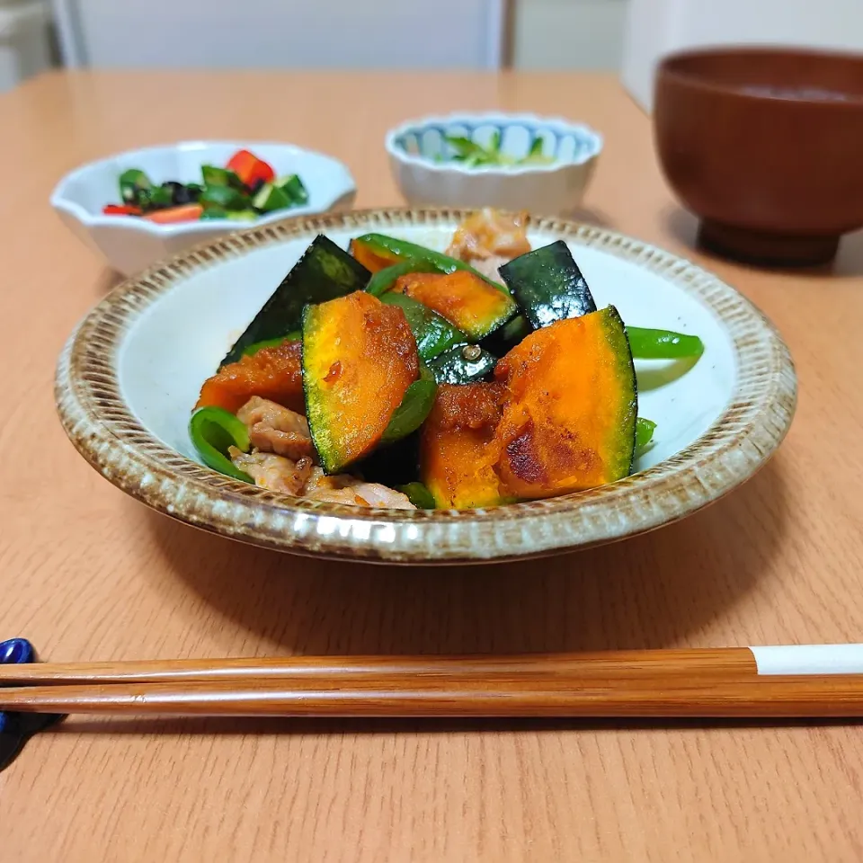 Snapdishの料理写真:【夜ごはん】
南瓜とピーマンと豚肉の甘辛炒め
トマトとオクラの塩昆布和え
きゅうりとミョウガの和え物
味噌汁(ミョウガ、豆腐)|Rie*さん