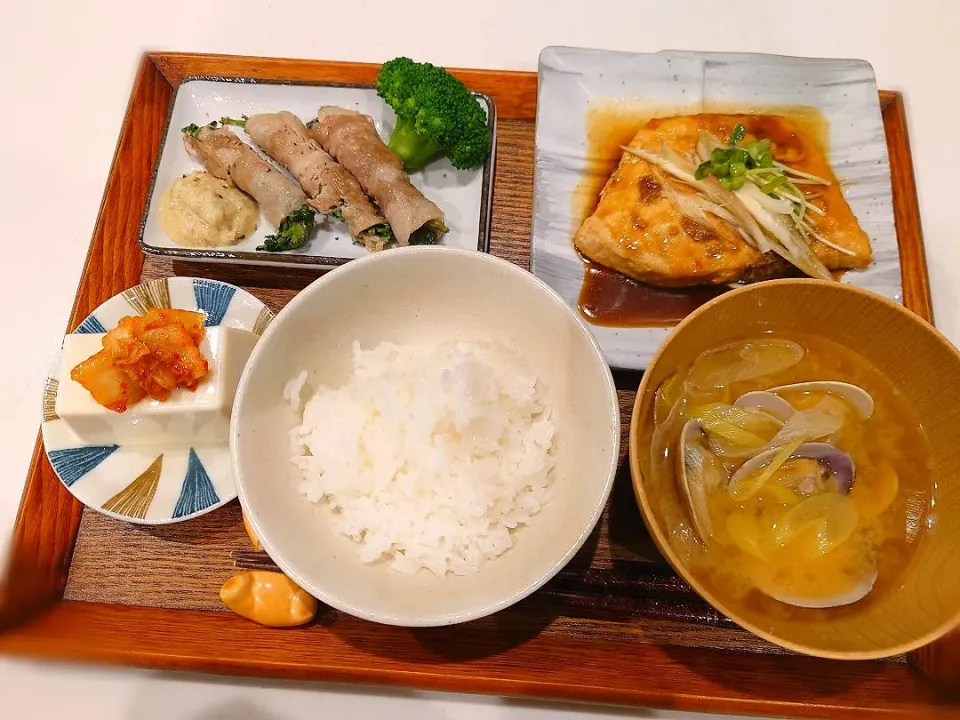 メカジキの照焼、春菊の豚肉巻き（いぶりがっこのタルタル）冷奴キムチ乗せ、あさりの味噌汁|sorsmdさん