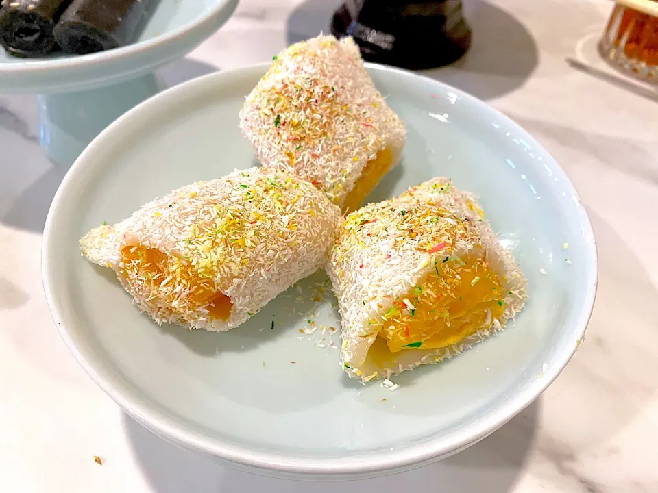 Snapdishの料理写真:Golden mango rolls - mango, custard and coconut glutinous rice|skyblueさん