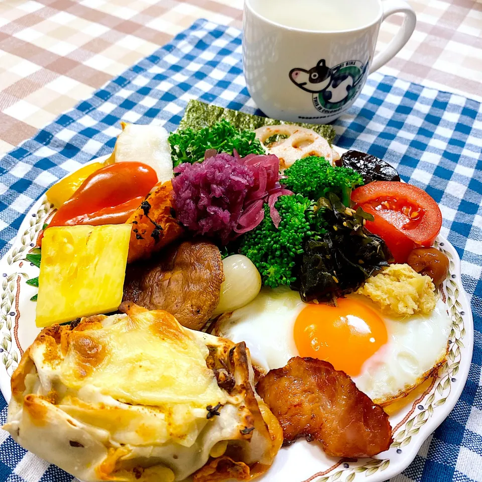 今日の朝ごはん★餃子の皮でモロヘイヤと玉ねぎのチーズ焼き|riko30294さん