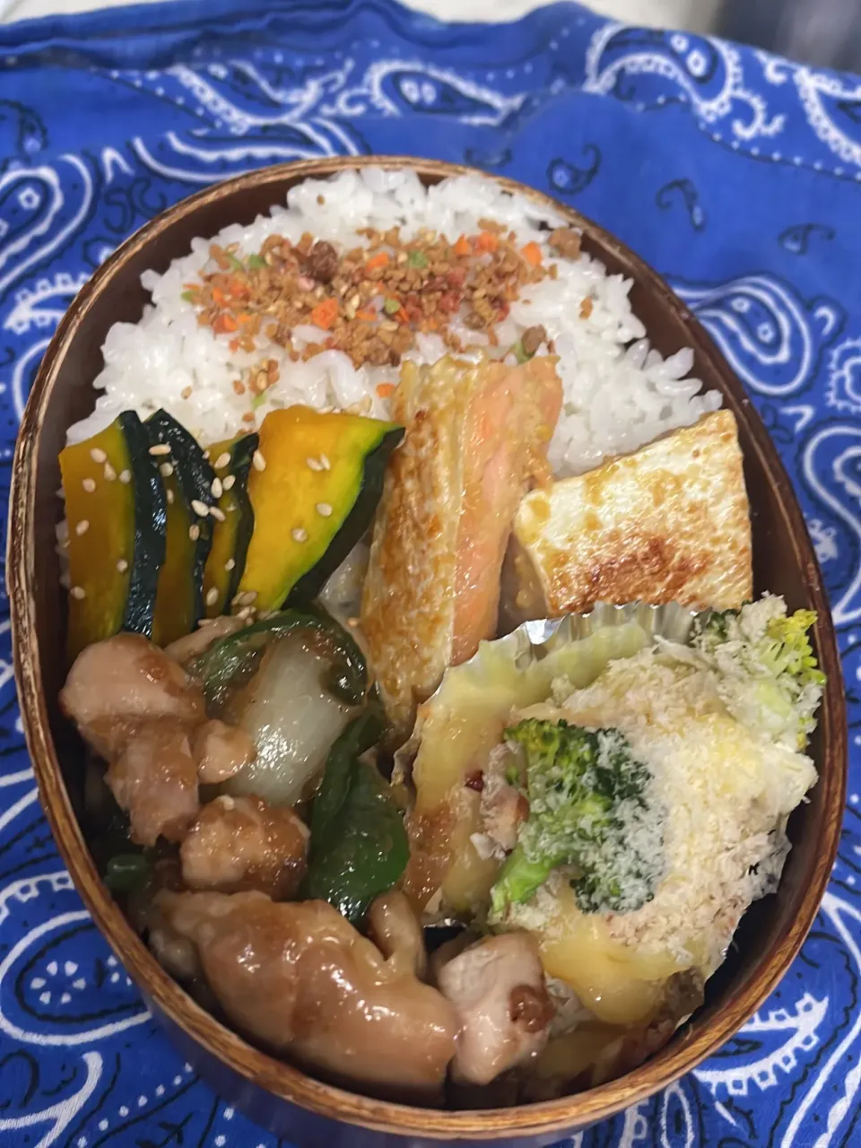 Snapdishの料理写真:鮭味噌漬け焼き、マカロニサラダのチーズオントースター、鶏ももピーマン生姜焼き、カボチャの甘酢炒め|ちあぽんさん