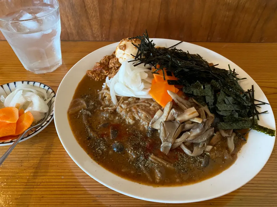 タイ風キノコダケと極辛キーマクラシックのりだくあいがけ🍄🍛🔥味玉トッピング🥚ピクルスマシマシ🥒|buhizouさん