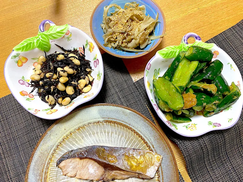 鰤の塩焼き、ごぼう酢、なかしましほさんのひじき、きゅうりの梅叩き🥒|1614さん