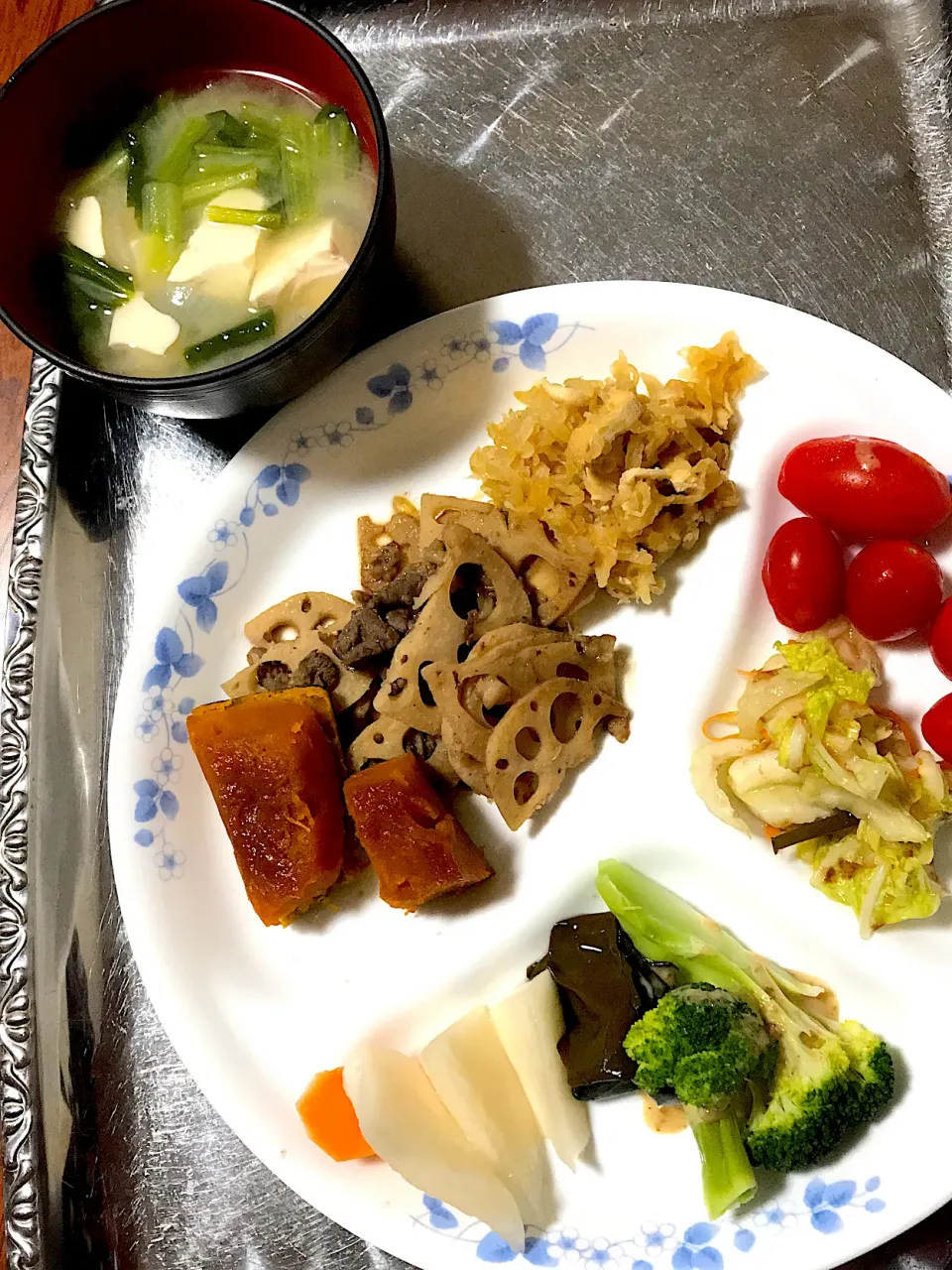 野菜いっぱいおかずと味噌汁|くまとらさん