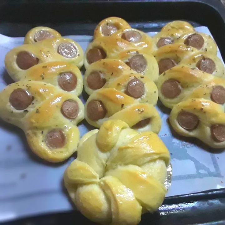 Sausage Delight Buns 
#nisahomefood 
#muslimah 
#bangladeshi|Sadia Meherinさん