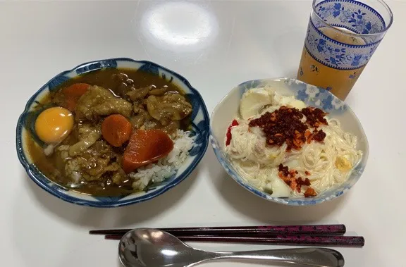 晩御飯🌟ポークカレー🌟春雨サラダ。仕事前にカレー煮込んで帰ってからサラダ作った(๑˃̵ᴗ˂̵)今日は久々に平日仕事で疲れたー。|Saharaさん