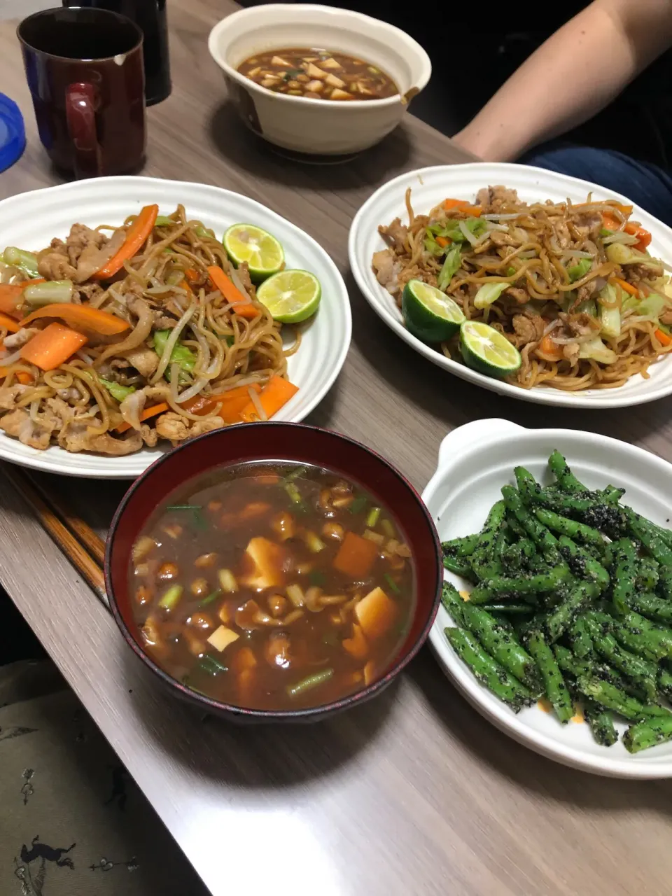 ・焼きそば（すだち）・いんげんのごま和え・赤だし（なめこ、豆腐、ねぎ）|ちっちゃんさん