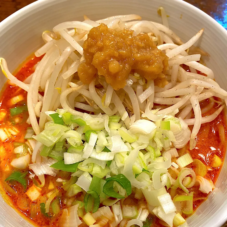 Snapdishの料理写真:ニンニク背脂を乗せたラーメン|ネオバターロールKOKUTOUさん