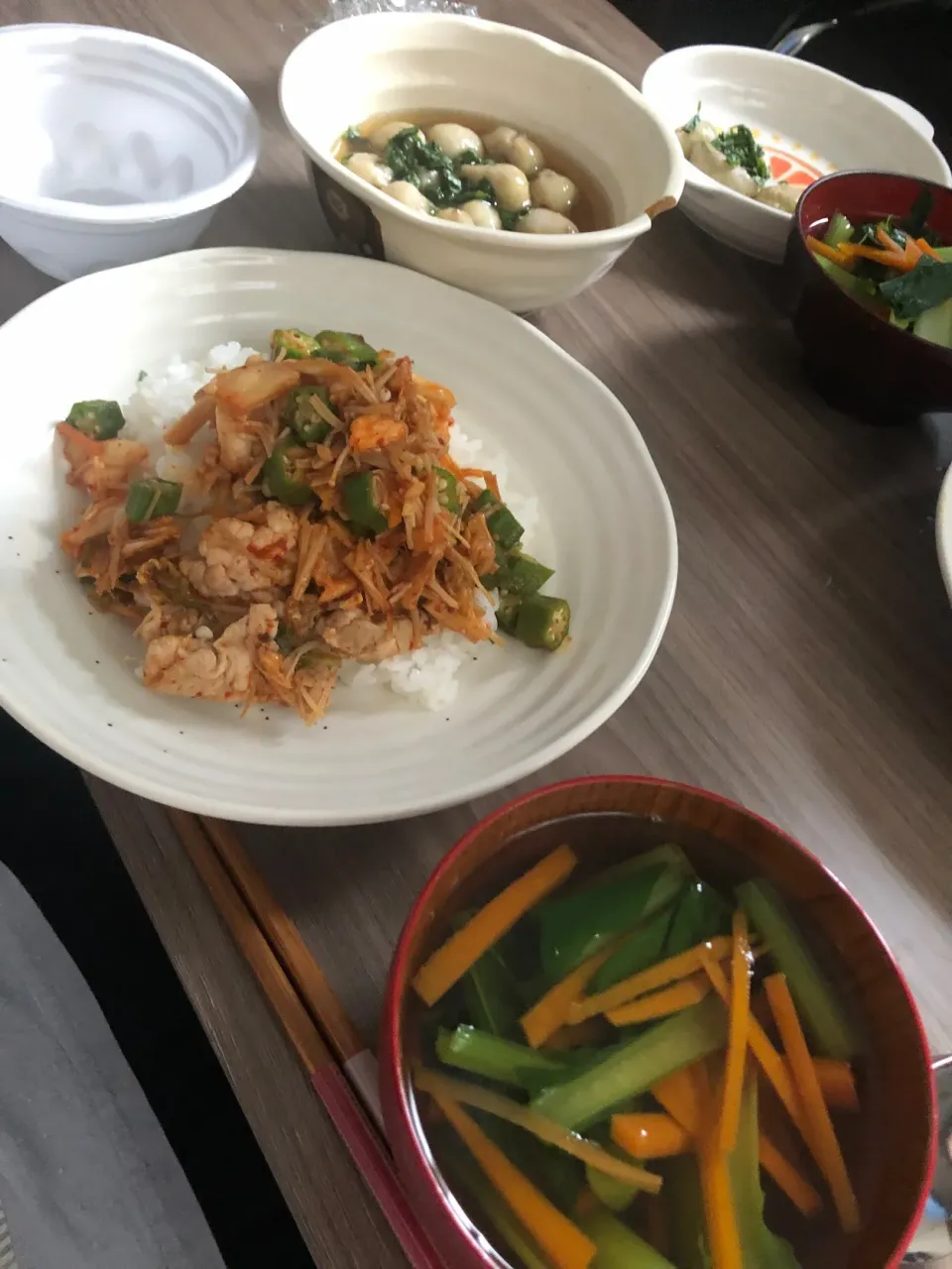 ・豚キムチ丼・里芋の煮物・おすまし（チンゲン菜、にんじん）|ちっちゃんさん