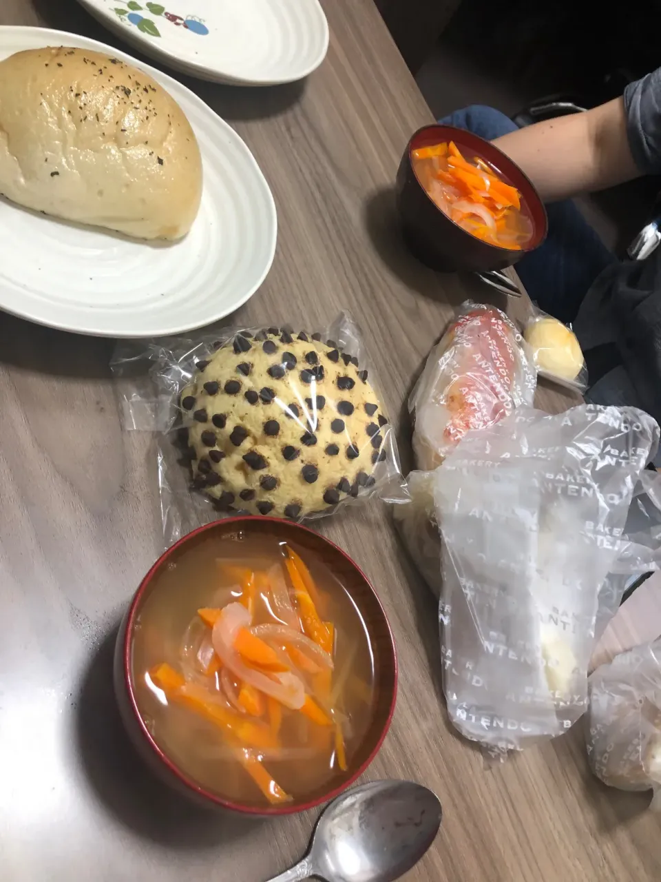 ・買ったパン・スープ（にんじん、玉ねぎ）|ちっちゃんさん