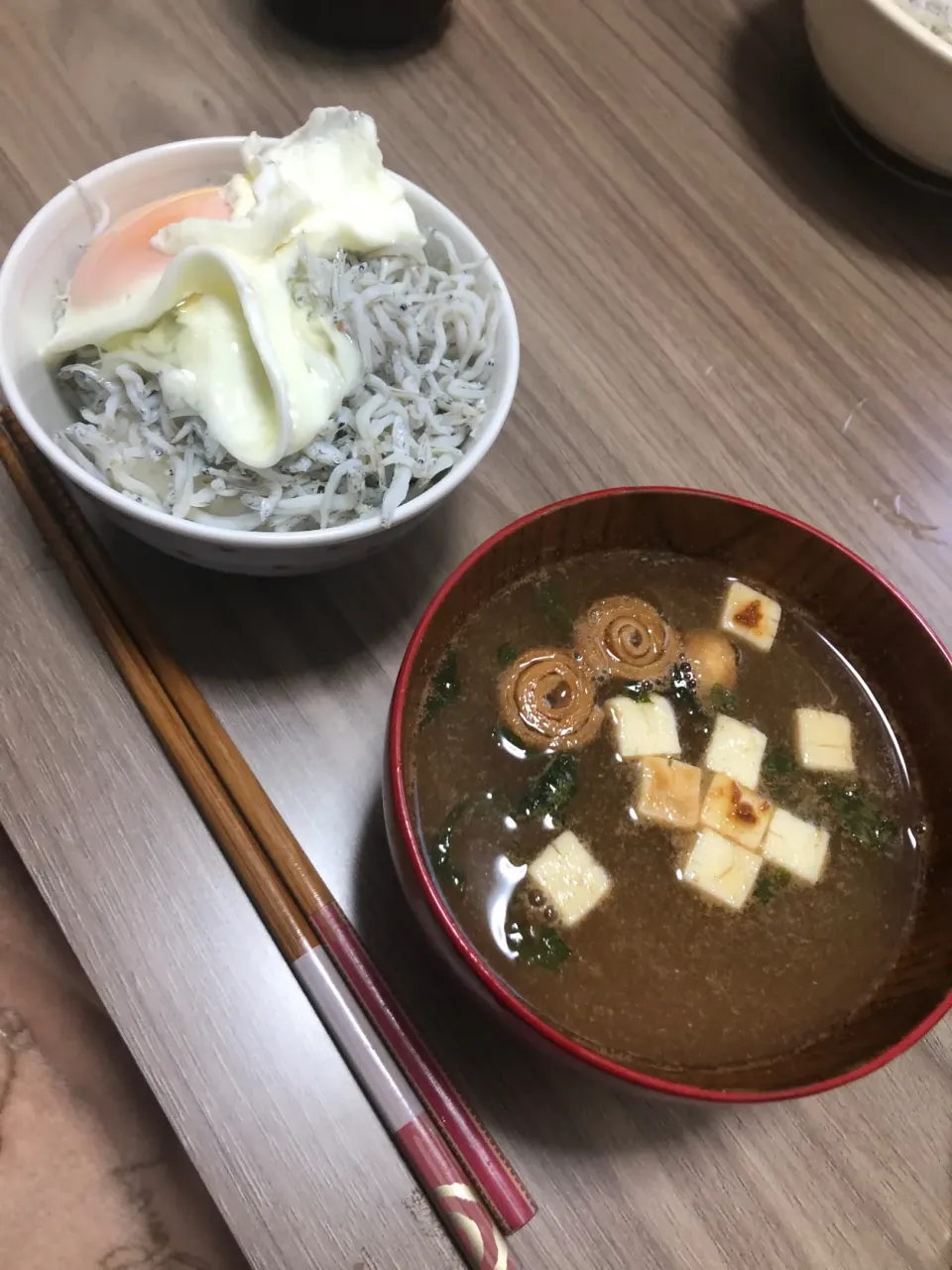 ・しらす丼（温泉卵のせ）・フリーズドライの味噌汁（揚げなす）|ちっちゃんさん