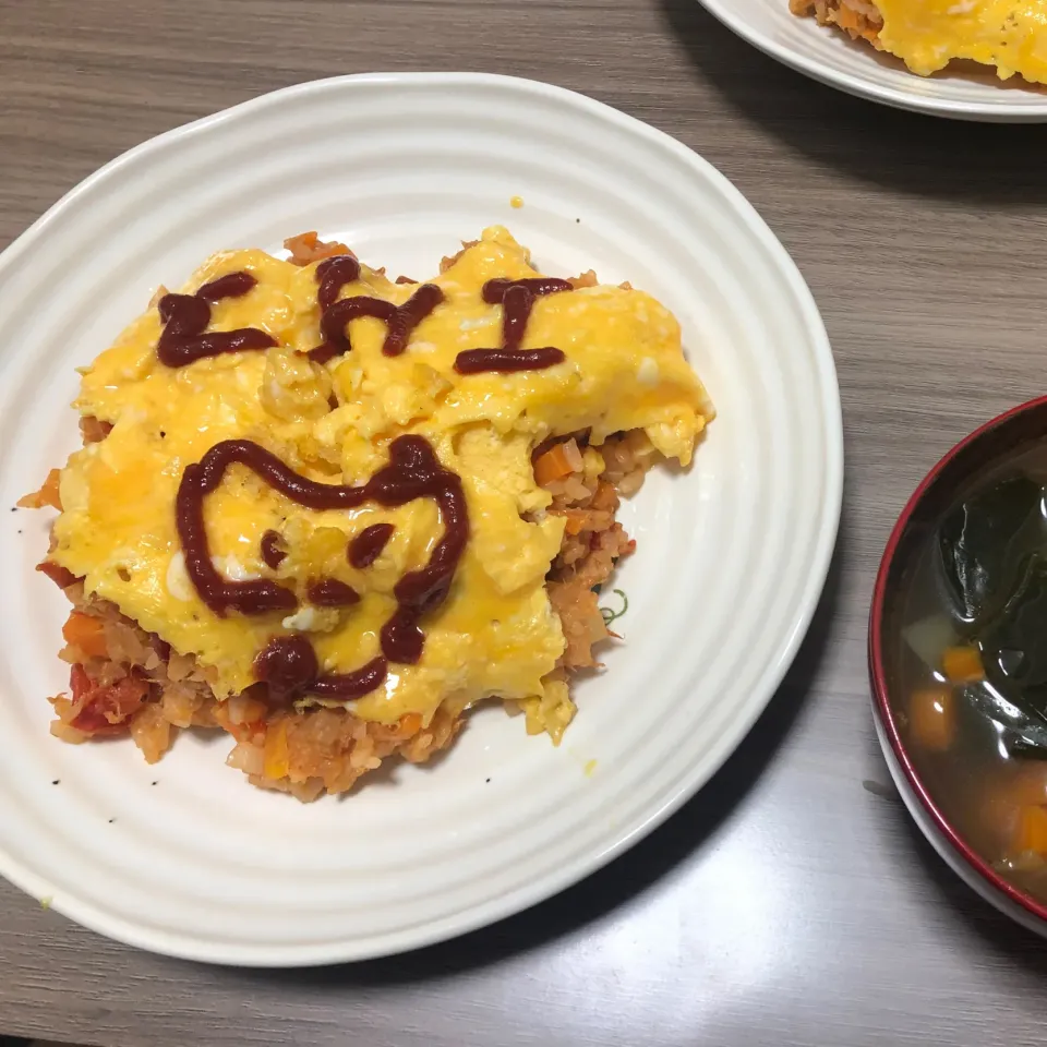 Snapdishの料理写真:・オムライス😸・スープ（わかめ、にんじん、玉ねぎ）|ちっちゃんさん