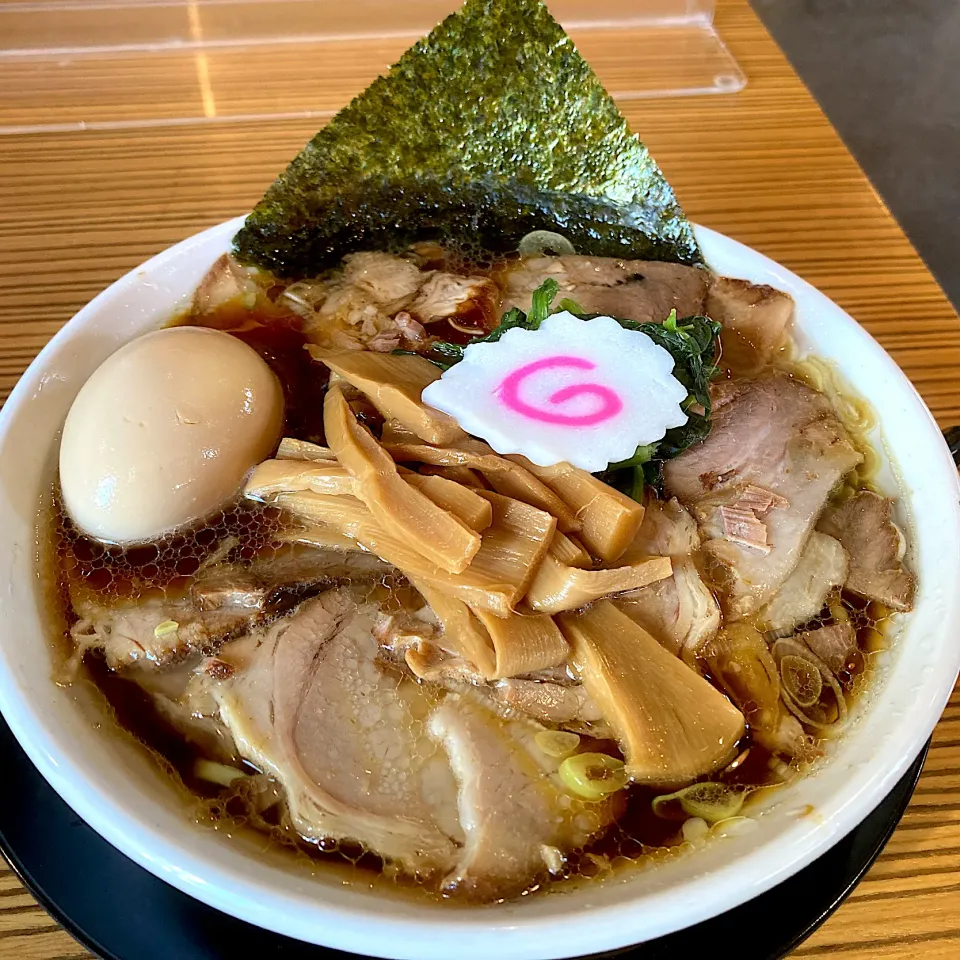 Snapdishの料理写真:新潟長岡ラーメン　特製醤油生姜らーめん🍜|ゆうじ.さん