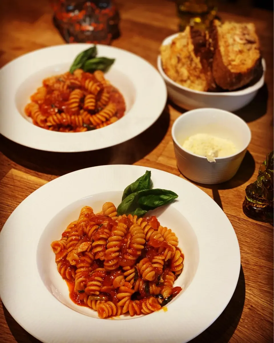 Red Flavored Tomato & Basil Red Wine Sauce with Fusilli Pasta 
With Garlic Toast & Parmesan 
#pasta #tomatosauce 
#homecooking 
#chefemanuel 
#fusilli|Emanuel Hayashiさん