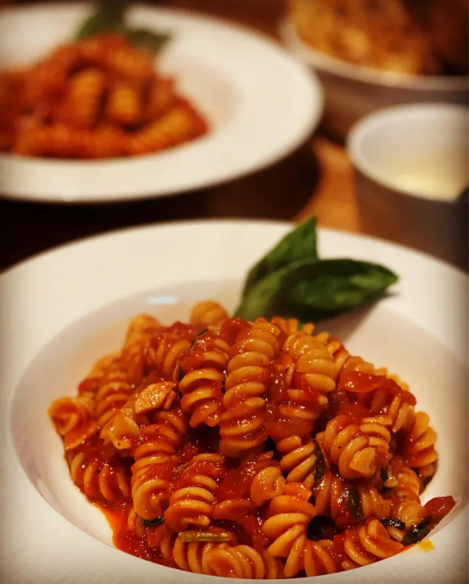 Red Flavored Tomato & Basil Red Wine Sauce with Fusilli Pasta 
With Garlic Toast & Parmesan 
#pasta #tomatosauce 
#homecooking 
#chefemanuel 
#fusilli|Emanuel Hayashiさん