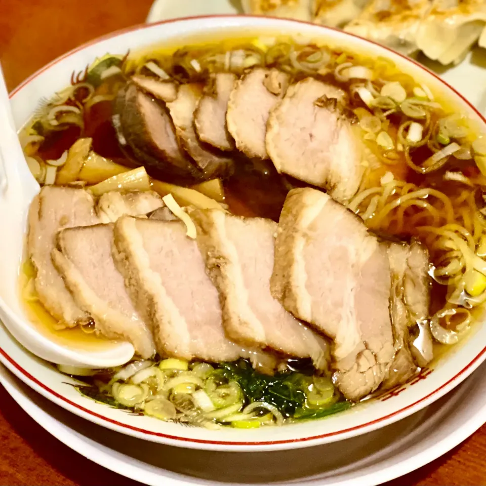 Snapdishの料理写真:ラーメン居酒屋　よっしー　メガチャーシュー麺|ddr3rdmixさん