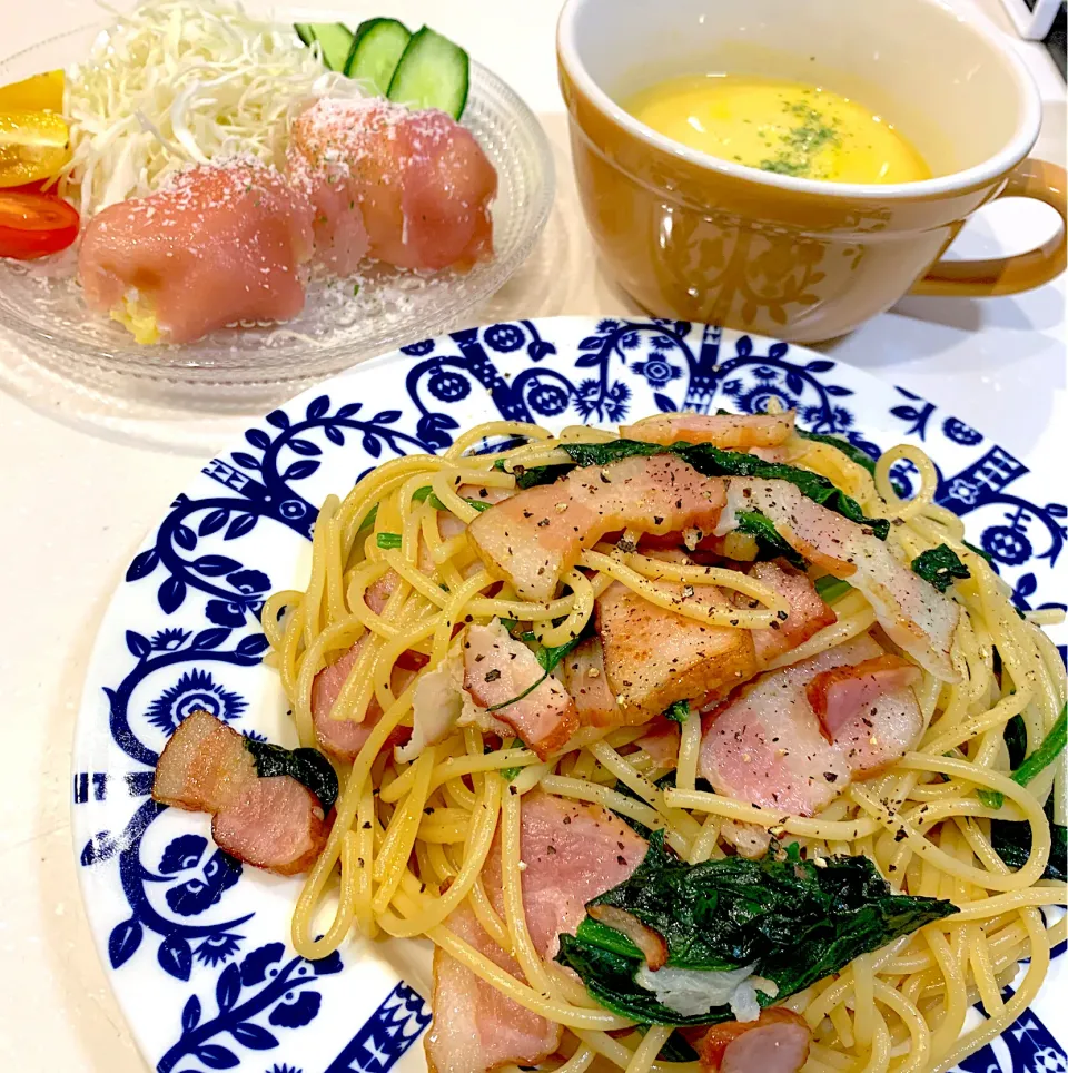 Snapdishの料理写真:夜ご飯😀ベーコンとほうれん草のパスタ、コーンスープ、ひろりんさんのお料理　パルミジャーノポテト＋生ハム包みとサラダ|とまこ(*^o^*)さん