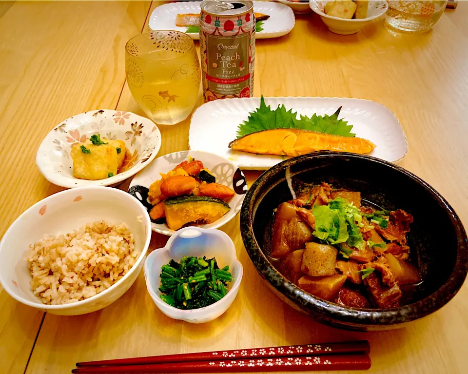 今日の夕食　牛すじ肉の煮込み　焼き鮭　ほうれん草のお浸し　カボチャとソーセージのスパイス炒め　揚げ出し豆腐　もち麦入り胚芽米|ふわ猫はなちゃんさん