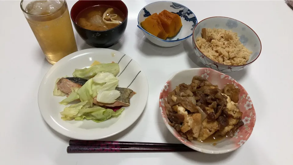 Snapdishの料理写真:晩御飯(☝︎ ՞ਊ ՞)☝︎🌟豚の角煮炊き込みご飯🌟かぼちゃの炊いたん🌟鮭とキャベツのちゃんちゃん焼き風🌟肉豆腐🌟みそ汁（白菜、揚げ、あさり）|Saharaさん