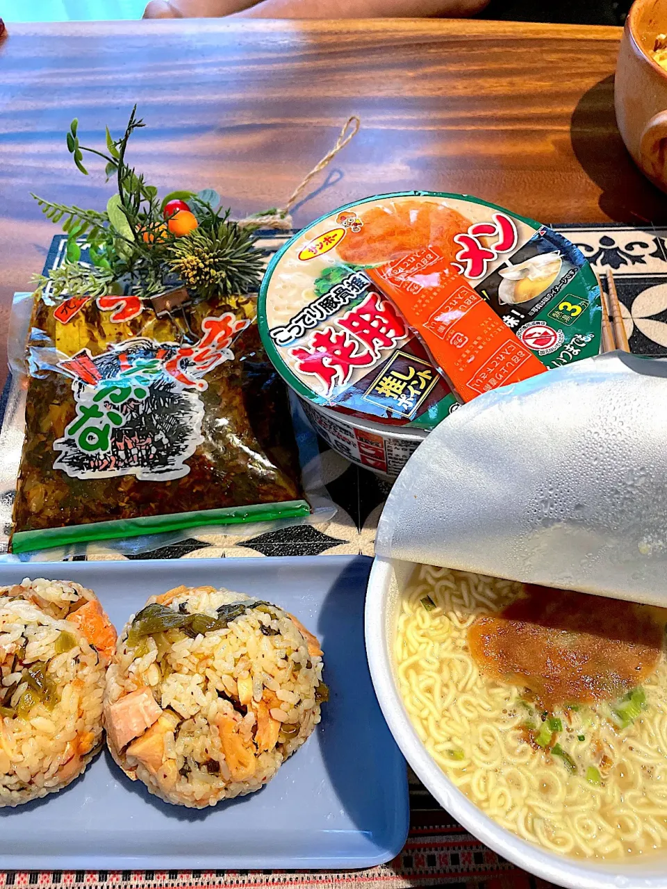 Snapdishの料理写真:九州サンポーさんの焼豚ラーメン🍜辛子高菜のおにぎり🍙|🌼はなちゃん🌼さん