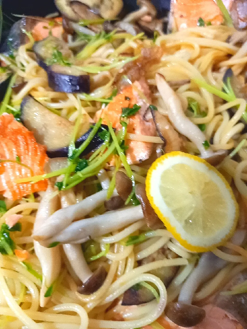 鮭ときのこのレモンバター醤油パスタ|れりなりさん