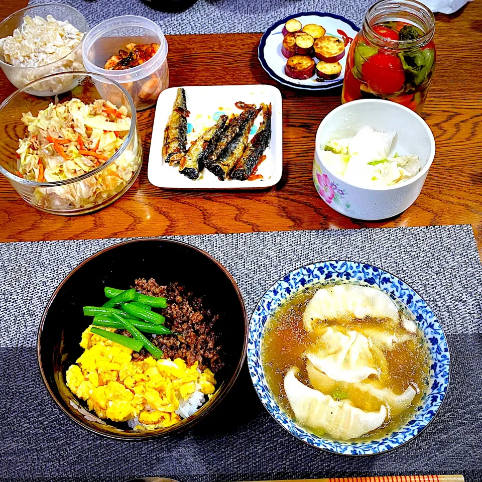 Snapdishの料理写真:三色丼、餃子スープ、無限キャベツ、常備菜、漬物|yakinasuさん