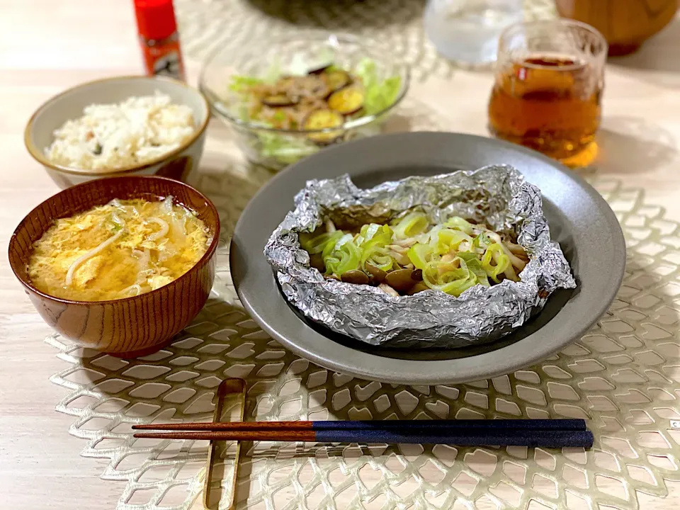 鶏肉と秋野菜のネギ味噌ホイル焼き／レタスと卵の味噌汁／根菜のデリサラダ／炊き込みご飯|ひろさんとゆりさんさん