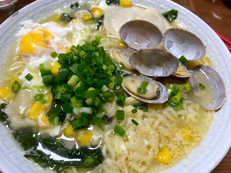 エースコックのワンタンメン海鮮しお味をあさりスープで作った具沢山ラーメン|まるちゃんさん