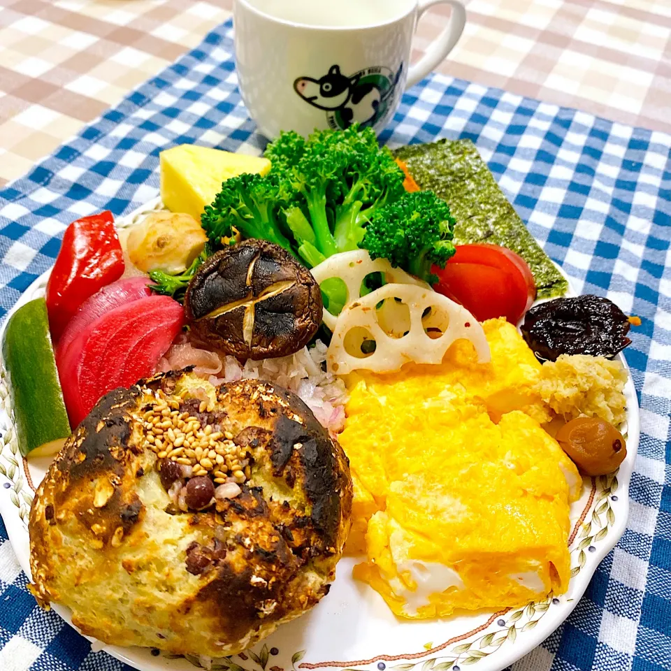 Snapdishの料理写真:今日の朝ごはん★焦がしてしまった南部小麦で作った抹茶小豆パン|riko30294さん