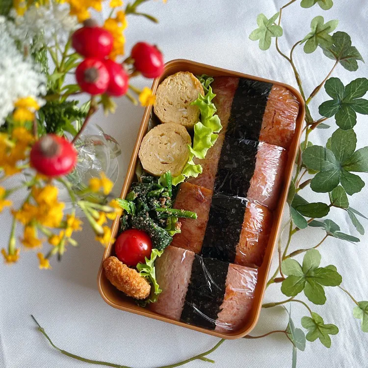 Snapdishの料理写真:11/12❤︎主人のスパムおにぎり弁当🌱🍙
（プレーン.焼肉ダレ）|Makinsさん