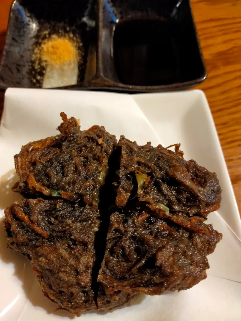 ひとし本店　もずくのてんぷら　カレーパウダーとソース味　初めて食ったけど旨かったなぁ　外はカリッ、中はトロトロ|フージさん